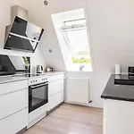 10 Min Walk From Center *