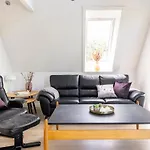 10 Min Walk From Center *